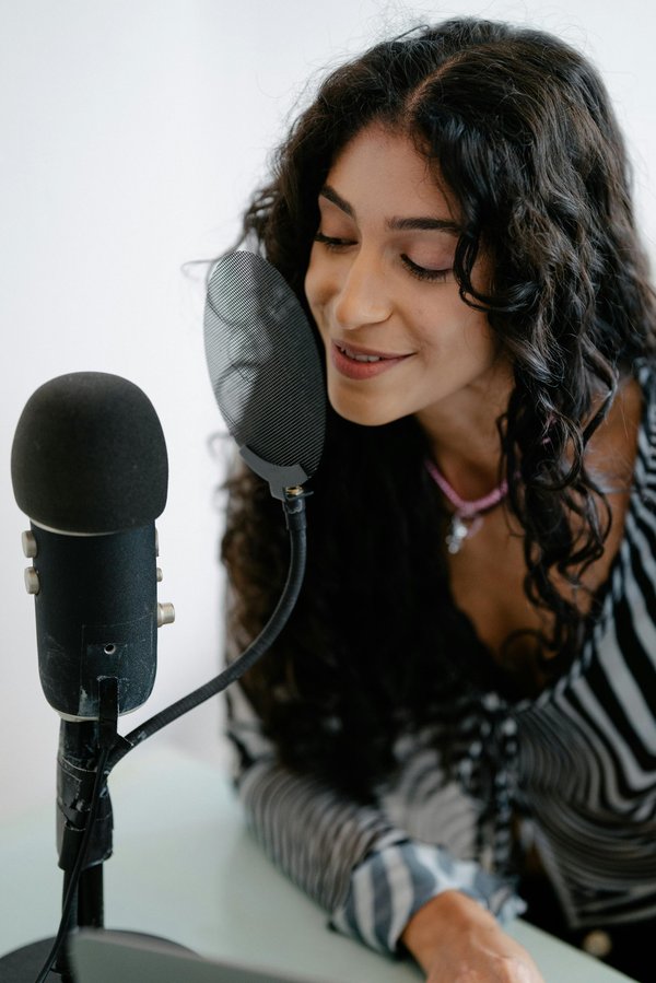 Découvrez l'univers fascinant de la voix off féminine